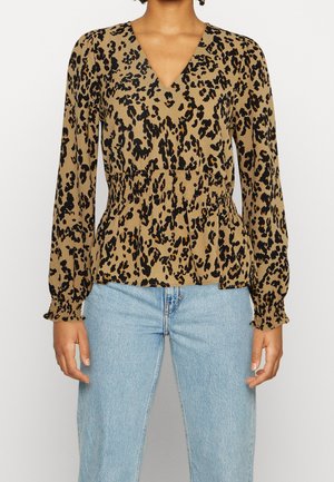 Blusa con stampa leopardata in marrone e nero, caratterizzata da un collo a V, maniche lunghe con polsini arricciati e una vita arricciata per un aspetto aderente.