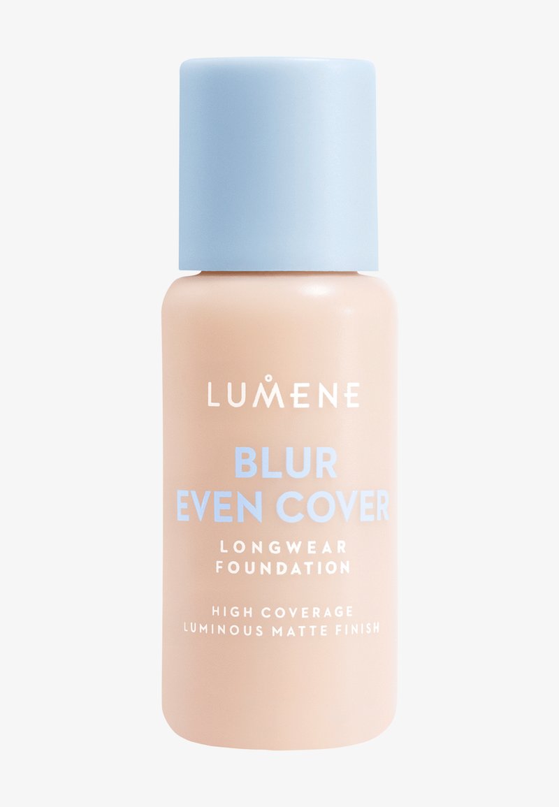 Lumene Blur Even Cover langvarig foundationflaske med lyseblå kork, merket med høy dekkevne og lyst matt finish.