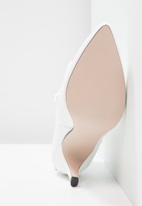 Miss Selfridge Botines bajos - white