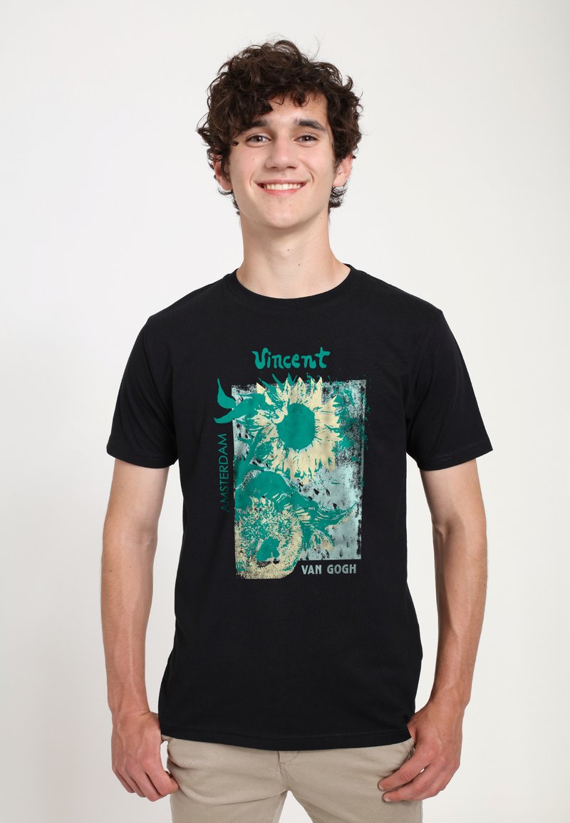 Camiseta de algodón negra con un estampado gráfico de girasoles y texto. El diseño incluye acentos verdes y un efecto vintage.