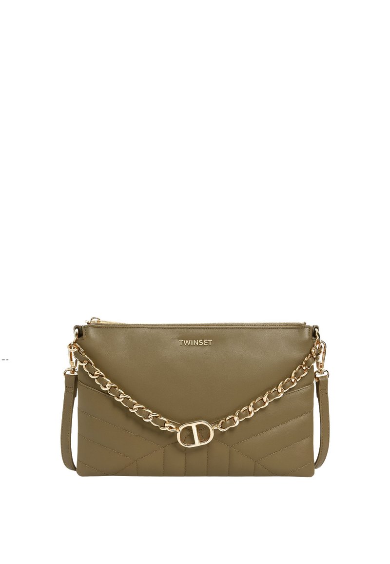 Borsa a mano in pelle verde oliva con motivo trapuntato, tracolla in catena dorata, logo sul fronte e chiusura con zip. Di forma rettangolare con manico laterale.