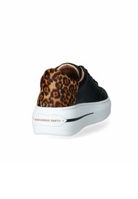Sneaker nera con tacco in stampa leopardata, suola piatta bianca e dettagli neri. Materiale liscio con accenti testurizzati sul retro.