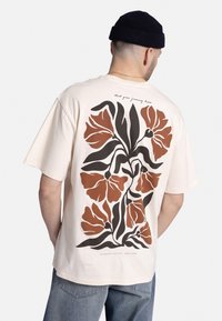 Redefined Rebel WILLIAM TEE BOXY FIT GOTS - Printtipaita - white smoke