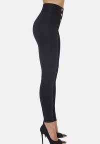 Czarne legginsy z wysokim stanem wykonane z elastycznego materiału, charakteryzujące się gładką fakturą, trzema złotymi guzikami oraz dopasowanym krojem.