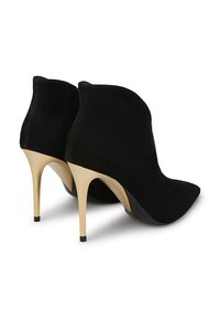 Stivaletti in camoscio nero alla caviglia con punta affusolata e tacco a spillo dorato metallizzato. Texture liscia con un design elegante e sinuoso.