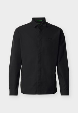 Μαύρο πουκάμισο με μακριά μανίκια και κουμπιά, με γιακά, διακριτική τσέπη στο στήθος και μικρό ανάγλυφο λογότυπο "BOSS" στο αριστερό στήθος.