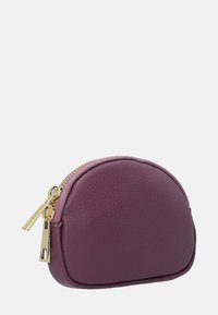 Fioletowy skórzany portfel na monety o zaokrąglonym kształcie, złoty zamek błyskawiczny i wytłoczone detale. Gładka powierzchnia z delikatnym wykończeniem w strukturę.