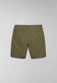 Pantalones cortos verde oliva hechos de tela ligera, con dos bolsillos traseros y un pequeño logotipo de bandera en el bolsillo derecho. Diseño liso.