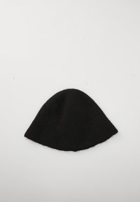 Musta kootud beanie, asetatud tasasele valgele taustale, näidates oma ümmargust kuju ja tekstuurset kangast.