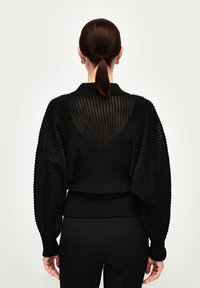 adL Stickad tröja - black