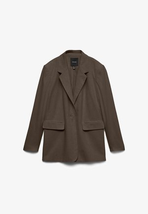 Blazer marrón con un solo botón, solapas con muesca y dos bolsillos delanteros con solapa, mostrado plano sobre un fondo blanco.