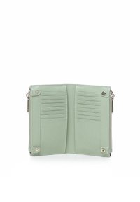 Portafoglio verde menta con una finitura liscia e lucida. Presenta diversi slot per carte e una chiusura con zip, con dettagli in hardware argentato. Design piatto.