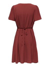Robe rouge rouille à manches courtes avec un tissu texturé, un lien à la taille cintré au dos et une jupe légèrement évasée.