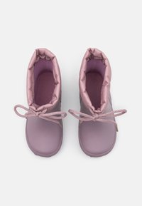 Botas impermeables moradas con un acabado suave, puños de tela acolchada y cordones trenzados. El interior cuenta con un forro texturizado para mayor comodidad.