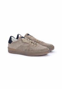 Sneaker aus leichtem beigem Mesh und Wildleder, mit einem marineblauen Akzent an der Ferse, ausgestattet mit einer flachen Gummisohle und dekorativen Nähten.