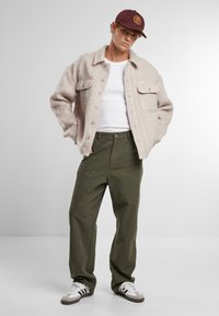 PROHIBITED CHELSEA UNISEX beżowy