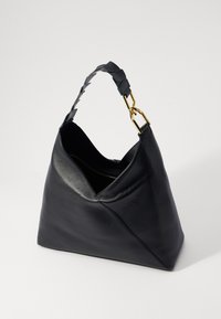 Sac à main en cuir noir avec un design angulaire, surface texturée et une bandoulière tressée avec des accents en métal doré. Ouverture sur le dessus pour un accès facile.