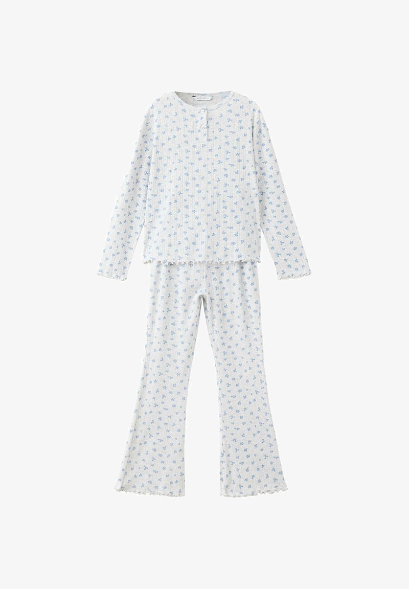 Ensemble de pyjama blanc à manches longues en tissu côtelé avec un petit motif floral bleu, avec un col boutonné et des jambes de pantalon évasées.