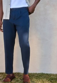 Next REGULAR FIT - WITH SIDE ADJUSTER - Chino - navy blue