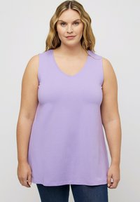 Top senza maniche viola con design a V, realizzato in tessuto morbido, caratterizzato da una vestibilità rilassata e dettagli di cucitura minimi.