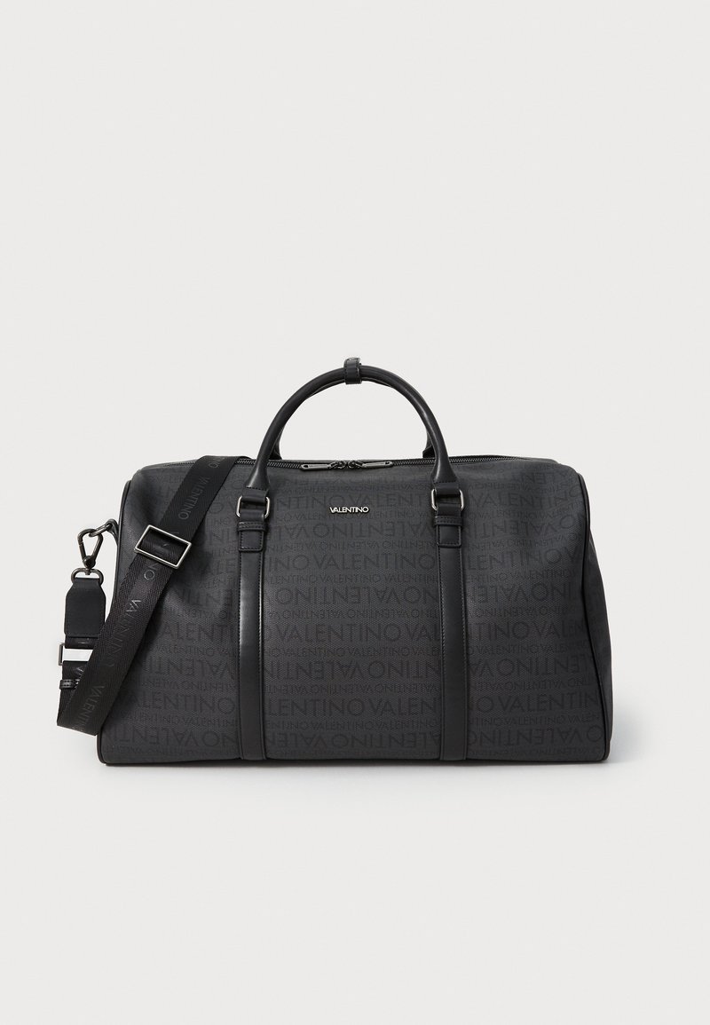 Črna duffle torba z vtisnjenim logotipom "Valentino", izdelana iz teksturirane usnja, z dvema ročajema in odstranljivo naramnico.
