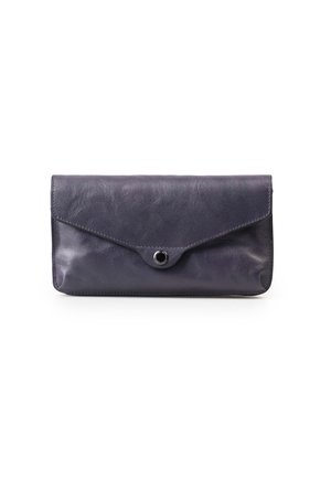 Borsa a portafoglio in pelle blu navy con texture liscia, design pieghevole e chiusura a scatto circolare sul davanti. Estetica minimalista, senza fantasie.
