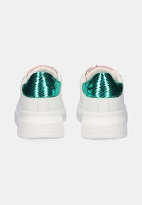 Zapatillas blancas con una suela gruesa, que presentan un acento de patrón de piel de serpiente verde brillante en el talón y un forro interior suave de color rosa.