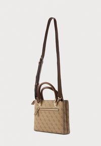 Brūna rokassoma ar rakstainu dizainu, diviem rokturiem, regulējamu siksnu un zelta toņa metāla detaļām. Aprīkota ar priekšējo rāvējslēdzēja kabatu un teksturētu audumu.