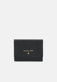 Portefeuille en cuir noir avec une finition texturée, design pliable et logo doré sur le devant. Compact et pratique.