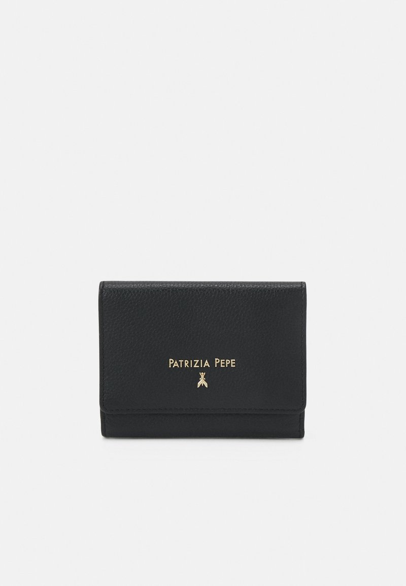 Portefeuille en cuir noir avec une finition texturée, design pliable et logo doré sur le devant. Compact et pratique.