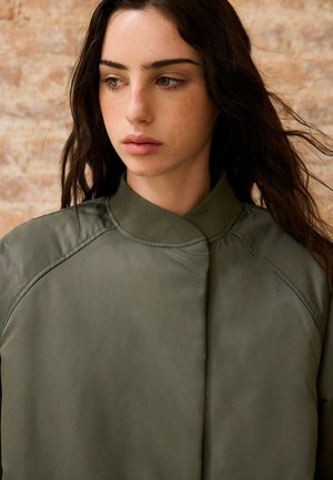 Stradivarius, OVERSIZE BOMBER JACKET - Blouson Bomber - khaki