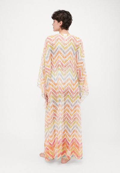 Kaftan lung cu un model zigzag multicolor în nuanțe pastelate, realizat dintr-o țesătură ușoară, cu mâneci lejere și fluide.