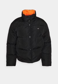 Doudoune noire avec un col haut, des boutons-pression et une doublure intérieure orange. Fini avec une texture matelassée et des poches latérales.