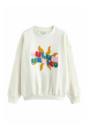 Sprühlingsfarbenes Sweatshirt mit gerippten Bündchen und Saum, verziert mit bunten Buchstaben-Patches, die "Tulum Mexico" über einem orangefarbenen Sonnendesign buchstabieren.