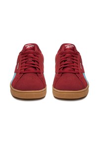 Paar rote Wildleder-Reebok-Sneaker mit hellblauen Seitenstreifen und Gummisohlen, Vorderansicht mit geschnürten Schnürsenkeln.