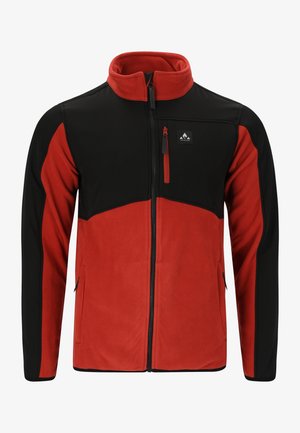 Rød og sort fleecejakke med høj krave, fuld frontlynlås, sidelommer og et lille logo på brystet. Blød tekstur.