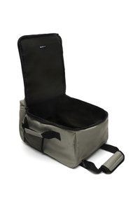 Pilka audinio saugojimo kuprinė su užtrauktuku, juodu vidumi, nešiojimo rankenomis ir tinklelio kišene šone papildomam saugojimui.