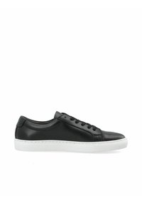 Sneaker in pelle nera con punta rotonda, suola in gomma bianca e lacci neri. Texture liscia con accenti minimi, progettato per un abbigliamento casual.