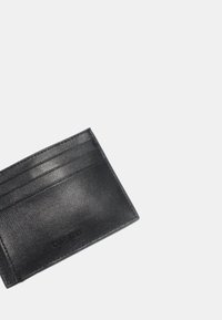 Portafoglio in pelle nera con finitura testurizzata, dotato di quattro scomparti per carte di credito e un logo impresso sul davanti.