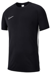 Camiseta deportiva negra hecha de tejido que absorbe la humedad. Presenta un logotipo de Nike en blanco en el pecho y rayas blancas en los costados. Cuello redondo clásico.
