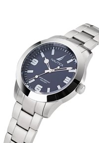 Hodinky Nautica ze stříbrné nerezové oceli s tmavě modrým ciferníkem, numerickými hodinovými značkami a vodotěsností až do 100 metrů. Mají kulatý ciferník.