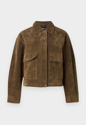 Καφέ σακάκι από σουέντ με κλείσιμο μπροστά με κουμπιά, δύο τσέπες με καπάκι και κουμπιά, μακριά μανίκια και μυτερό γιακά.