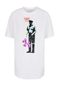 Balta marškinėliai su grafika, vaizduojančia policininką, laikantį rožinį balioninį šunį, su etiketė „ĮSPĖJIMAS: SARGYBOS PAREIGOS“.