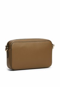Bolso de mano de piel marrón con superficie texturizada, forma rectangular, acentos de hardware dorado y cierre de cremallera en la parte superior.