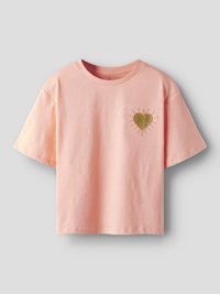 Roza bombažna majica z sproščenim krojem, okrašena z motivom zlatega bleščečega srca s sončnimi žarki, natisnjenim na levi strani prsnega koša. Kratki rokavi.