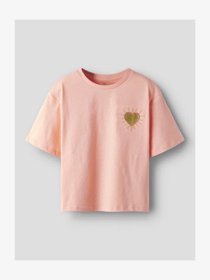 Rosa Baumwoll-T-Shirt mit lockerem Sitz, mit einem goldglitzernden Herzdesign und Sonnenstrahlen auf der linken Brust bedruckt. Kurze Ärmel.