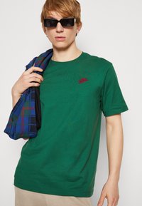 Nike Sportswear CLUB TEE - T-shirt básica - gorge green