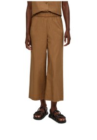 s.Oliver RELAXED - Pantaloni - sandstein