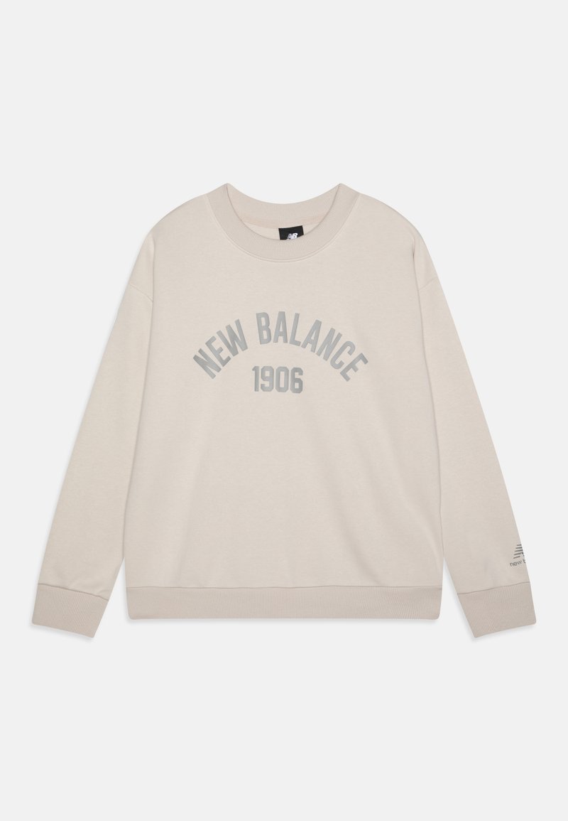 Sudadera color crema con mangas largas, escote redondo y puños acanalados. Presenta "NEW BALANCE 1906" impreso en gris en la parte delantera.