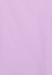 Tecido de algodão lavanda sólido com uma textura suave, apresentando uma cor uniforme e sem padrões ou realces discerníveis.